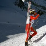 Mireia Miro, con esquís a la espalda, asciende una ladera nevada en una competición de esquí de montaña.