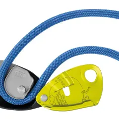 El grigri Petzl, con cuerda azul, listo para la escalada.