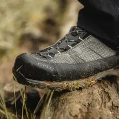 Bota de montaña Forclaz con barro. Pensando en cómo lavar botas de montaña lavadora.