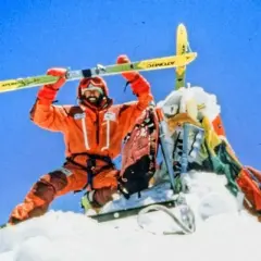 Hans Kammerlander, con esquís, celebra en la cima nevada.