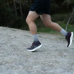 Corriendo por el sendero con zapatillas trail Kilian Jornet, sintiendo la tierra bajo tus pies.