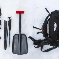 Equipo para la nieve: pala, bastones, detector y mochila ABS. Preparado para dos avalanchas.