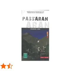 Mapa de senderismo "Pass'aran" para la travesía circular Couserans-Aran. Dos excursionistas se preparan para superar etapas en un paisaje montañoso junto a un lago.