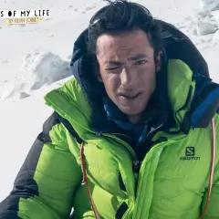 Kilian Jornet, con su chaqueta verde brillante, guiña un ojo en la cima del Everest.