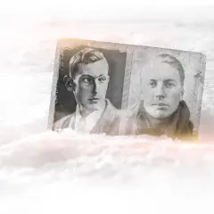Dos retratos en blanco y negro de Mallory e Irvine emergen de la nieve, evocando su legendaria expedición.