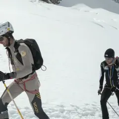 Benjamin Vedrines y otro alpinista ascienden una ladera nevada con equipo de esquí de travesía.