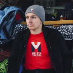 Joven con gorro y camiseta Millet Trilogy, listo para la aventura. La poliamida es transpirable, ideal para el frío.