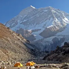 Acampamento de João Garcia com montanhas nevadas ao fundo.