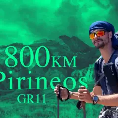 Un excursionista con mochila y bastones se prepara para recorrer 800 km por los Pirineos, siguiendo la ruta GR11.