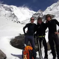 Tres amigos en la nieve, con montañas nevadas de fondo. ¡Pura vida, Iñaki!