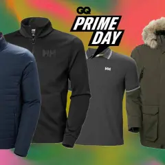 Ropa de la marca Helly Hansen: chaqueta azul acolchada, chaqueta negra, polo gris y parka verde con capucha de pelo.