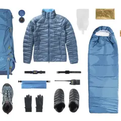 Equipo completo de **material alpinismo**: mochila, saco de dormir, chaqueta, botas, guantes, brújula, linterna frontal, radio, botiquín, taza, cubiertos y hornillo.
