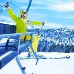 Mujer emocionada en telesilla, lista para hacer sky en la montaña nevada.