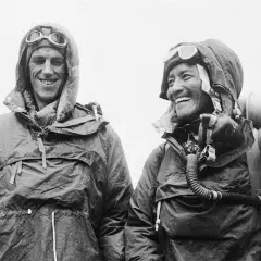 Edmund Hillary y Tenzing Norgay, sonriendo tras ser la primera persona en subir el Everest.