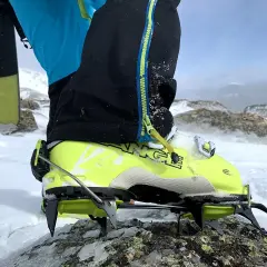 Botas para crampones semiautomaticos de color verde lima, listas para la aventura en la nieve y la roca.