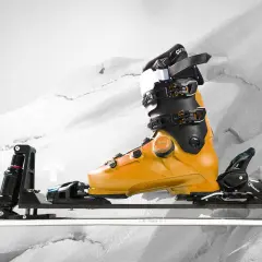 Bota de esquí naranja con fijaciones GripWalk y sistema BOA, lista para la nieve.