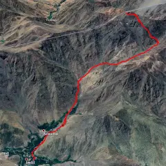 Ruta marcada en rojo desde Imlil hasta la cumbre del Toubkal, mostrando la altura y el terreno montañoso.
