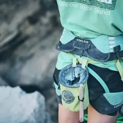 Detalles de las partes de un arnés de escalada Edelrid, con una bolsa de magnesio colgando.