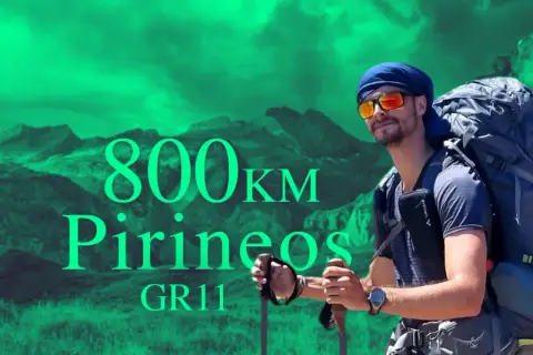 Un excursionista con mochila y bastones se prepara para recorrer 800 km por los Pirineos, siguiendo la ruta GR11.