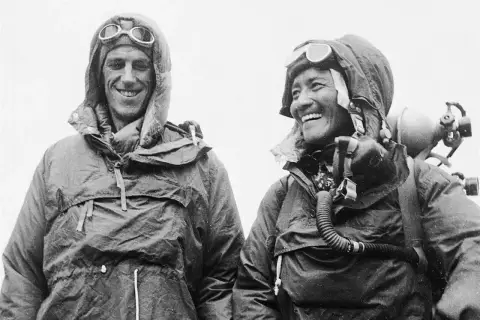 Edmund Hillary y Tenzing Norgay, sonriendo tras ser la primera persona en subir el Everest.