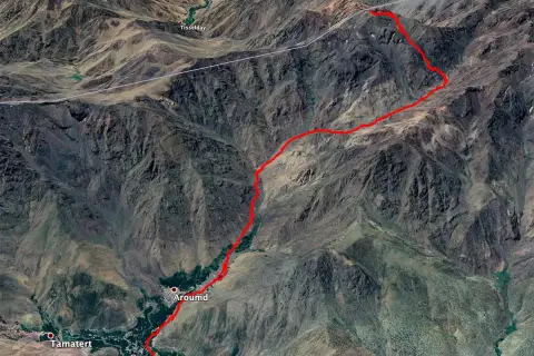 Ruta marcada en rojo desde Imlil hasta la cumbre del Toubkal, mostrando la altura y el terreno montañoso.