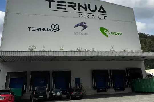 Edificio de Ternua Group, marca de ropa deportiva de origen vasco. Se ven varios logos de sus marcas.