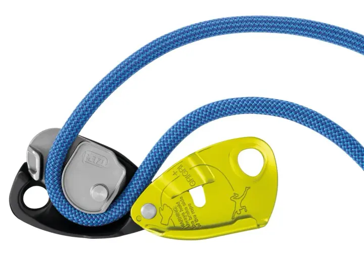 El grigri Petzl, con cuerda azul, listo para la escalada.