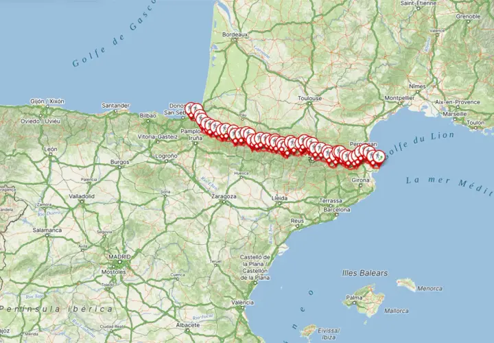 Ruta de la transpirenaica marcada con iconos de senderistas desde el Cantábrico hasta el Mediterráneo, cruzando España y el sur de Francia.