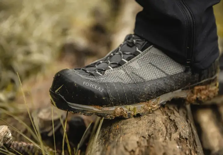 Bota de montaña Forclaz con barro. Pensando en cómo lavar botas de montaña lavadora.