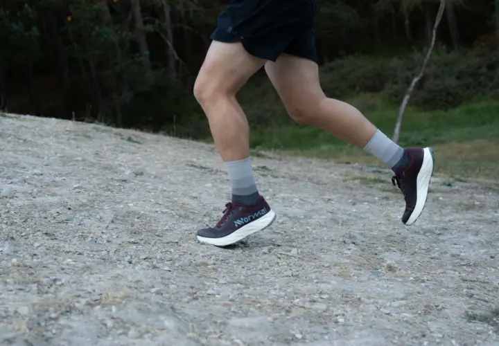 Corriendo por el sendero con zapatillas trail Kilian Jornet, sintiendo la tierra bajo tus pies.