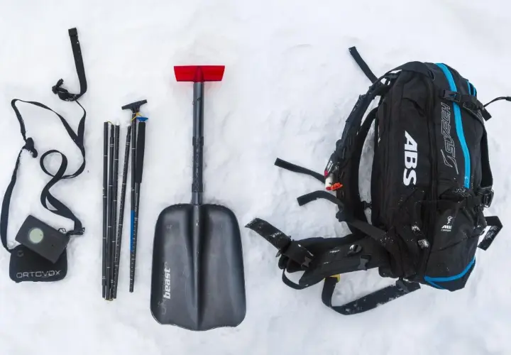 Equipo para la nieve: pala, bastones, detector y mochila ABS. Preparado para dos avalanchas.
