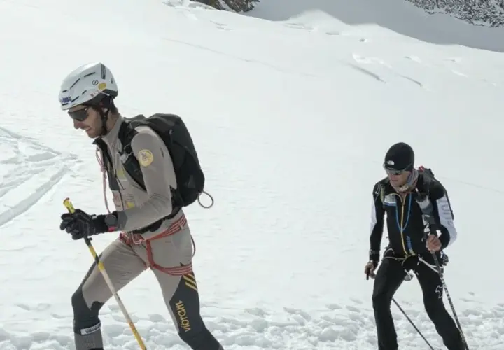Benjamin Vedrines y otro alpinista ascienden una ladera nevada con equipo de esquí de travesía.