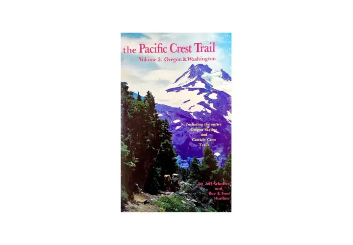 Guía del Pacific Crest Trail, volumen 2: Oregón y Washington. Senderistas se adentran en el bosque con vistas a montañas nevadas.