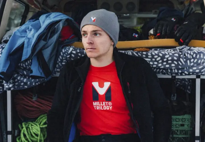 Joven con gorro y camiseta Millet Trilogy, listo para la aventura. La poliamida es transpirable, ideal para el frío.