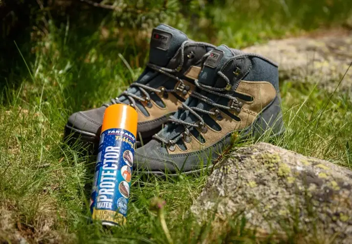 Spray protector para impermeabilizar botas de cuero y disfrutar de tus aventuras al aire libre sin preocupaciones.