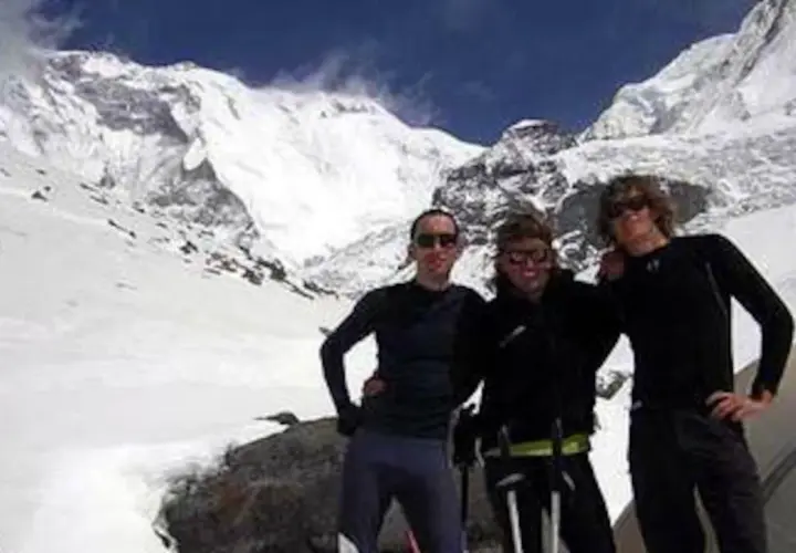 Tres montañistas posan sonrientes ante un imponente pico nevado. Un recuerdo de expedición, antes del iñaki ochoa de olza fallecimiento.