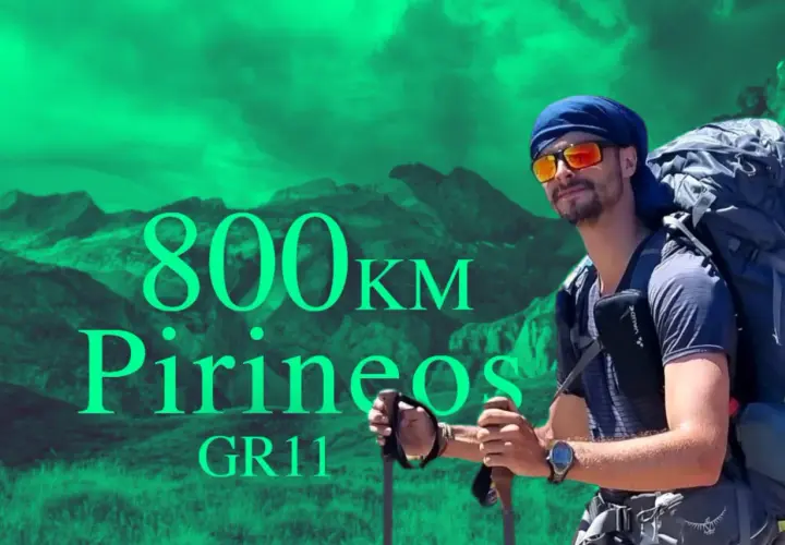 Un excursionista con mochila y bastones se prepara para recorrer 800 km por los Pirineos, siguiendo la ruta GR11.
