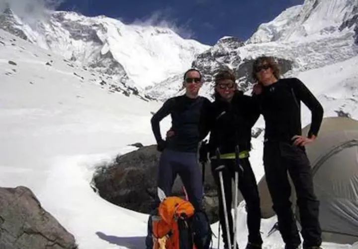 Tres amigos en la nieve, con montañas nevadas de fondo. ¡Pura vida, Iñaki!