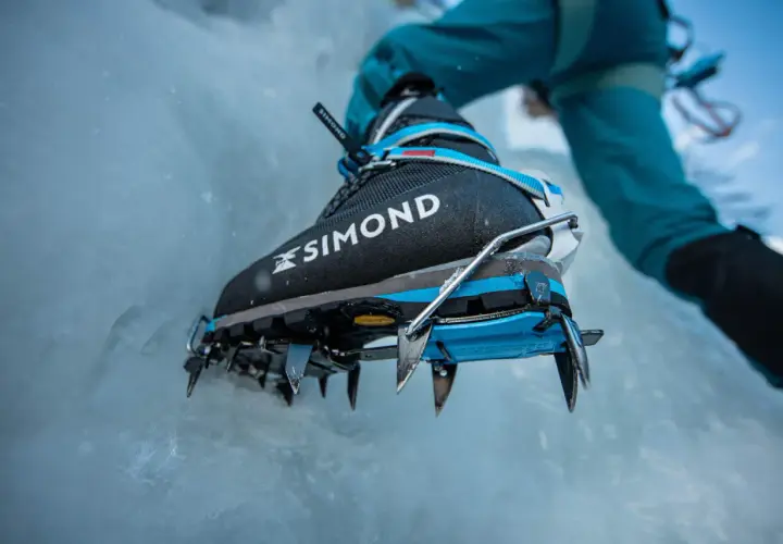 Botas de alpinismo con crampones Simond, perfectos para escalar hielo. Los mejores crampones para conquistar cimas heladas.