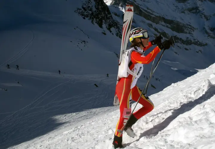 Mireia Miro, con esquís a la espalda, asciende una ladera nevada en una competición de esquí de montaña.