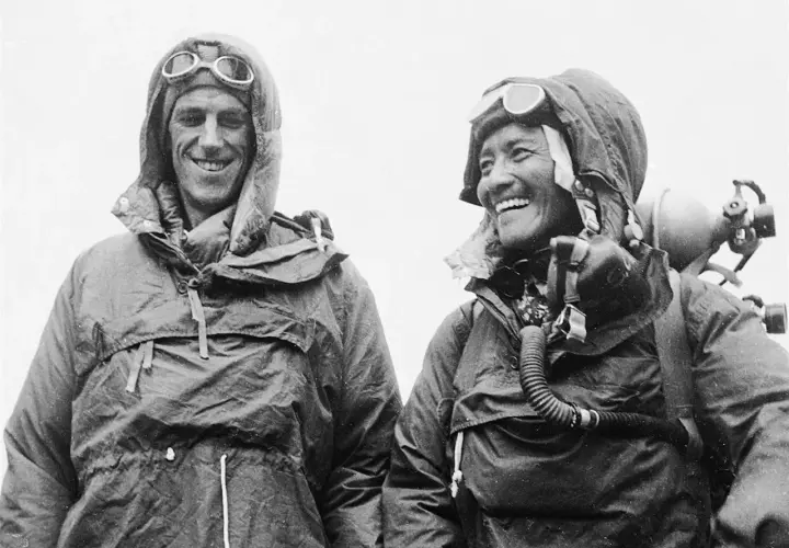 Edmund Hillary y Tenzing Norgay, sonriendo tras ser la primera persona en subir el Everest.