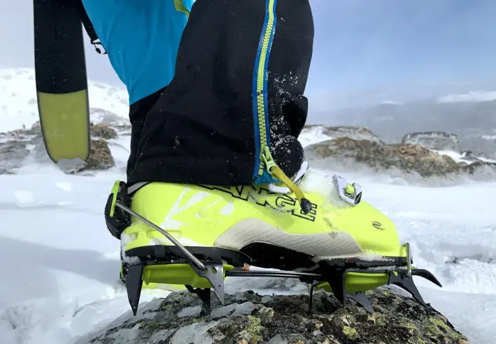 Botas para crampones semiautomaticos de color verde lima, listas para la aventura en la nieve y la roca.