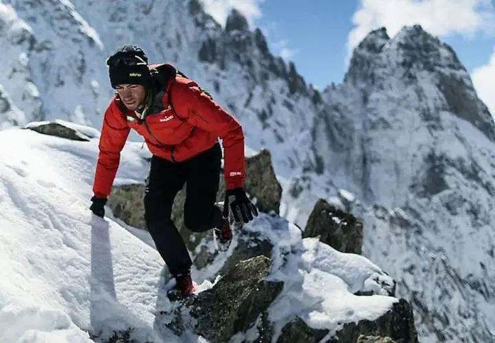 Kilian Jornet asciende el Cervino, un desafío en la nieve y roca.