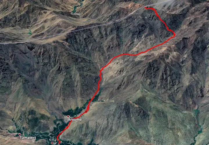Ruta marcada en rojo desde Imlil hasta la cumbre del Toubkal, mostrando la altura y el terreno montañoso.