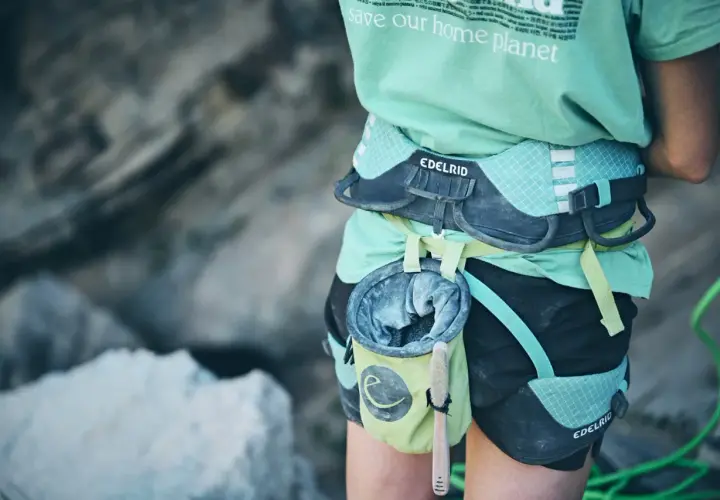 Detalles de las partes de un arnés de escalada Edelrid, con una bolsa de magnesio colgando.