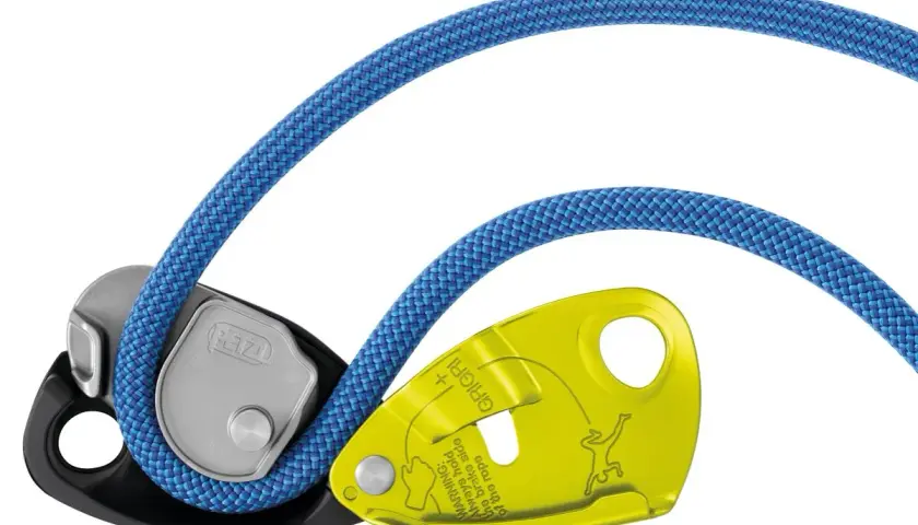 El grigri Petzl, con cuerda azul, listo para la escalada.