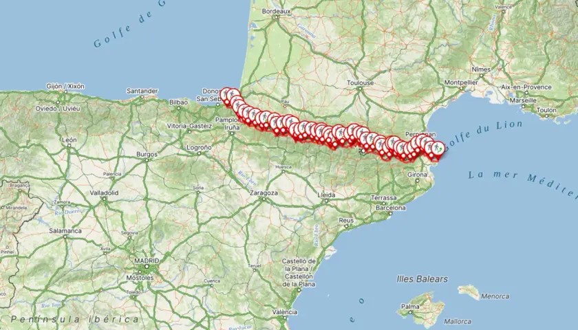 Ruta de la transpirenaica marcada con iconos de senderistas desde el Cantábrico hasta el Mediterráneo, cruzando España y el sur de Francia.