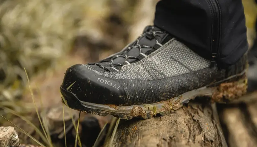 Bota de montaña Forclaz con barro. Pensando en cómo lavar botas de montaña lavadora.