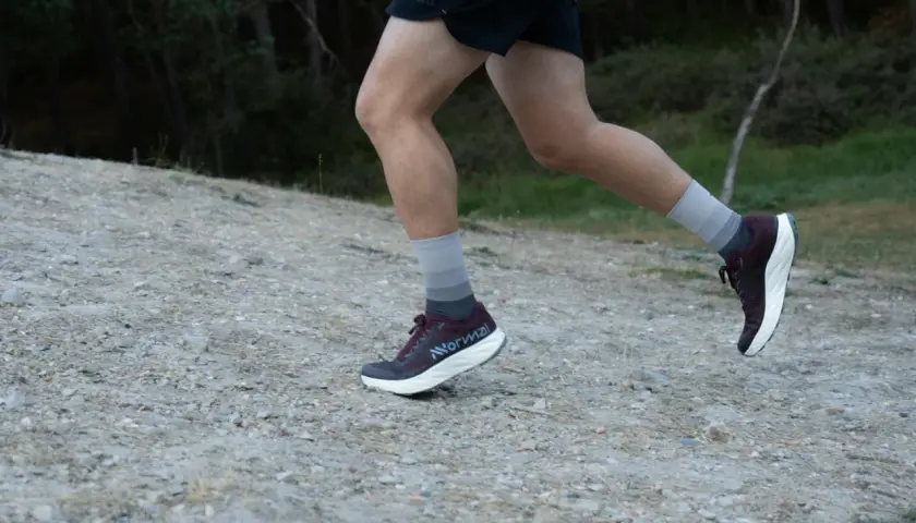 Corriendo por el sendero con zapatillas trail Kilian Jornet, sintiendo la tierra bajo tus pies.