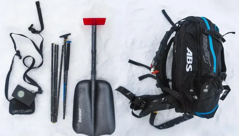 Equipo para la nieve: pala, bastones, detector y mochila ABS. Preparado para dos avalanchas.
